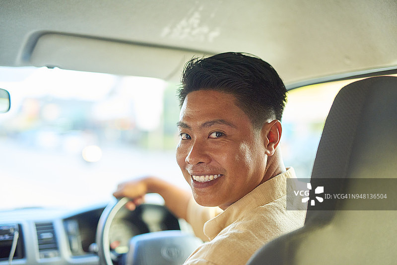 等待载客的城市出租车司机图片素材