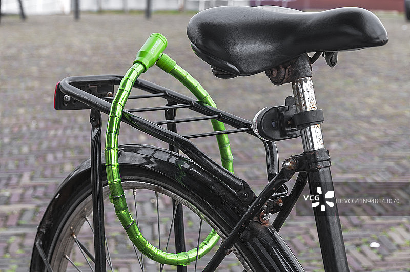 锁着的黑色荷兰女士自行车图片素材
