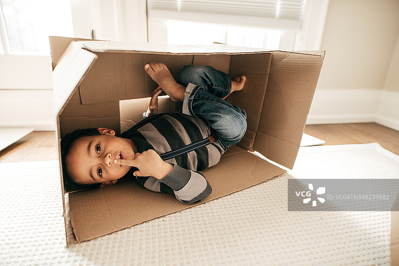 应对爱玩闹的幼儿图片素材