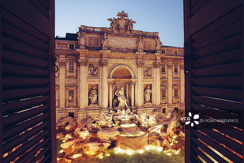 特莱维喷泉的窗口景观图片素材