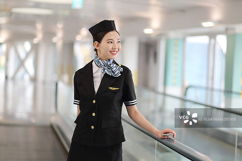 机场自动步道上的空姐图片素材