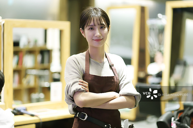 发廊里自信的发型师图片素材