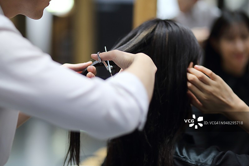 发型师在理发店为顾客剪发图片素材