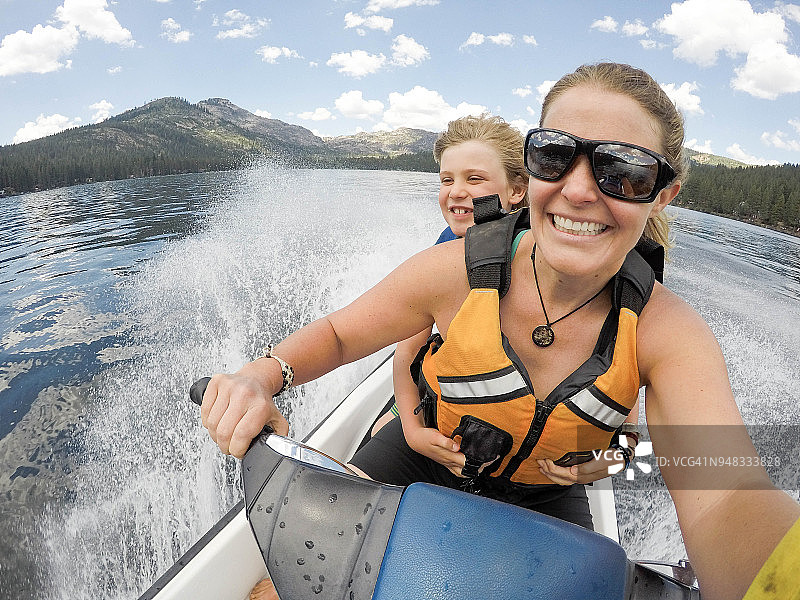 在摩托艇上自拍图片素材