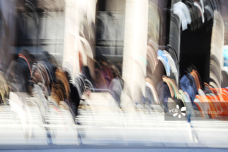 日本东京新宿街道行人的散景图图片素材