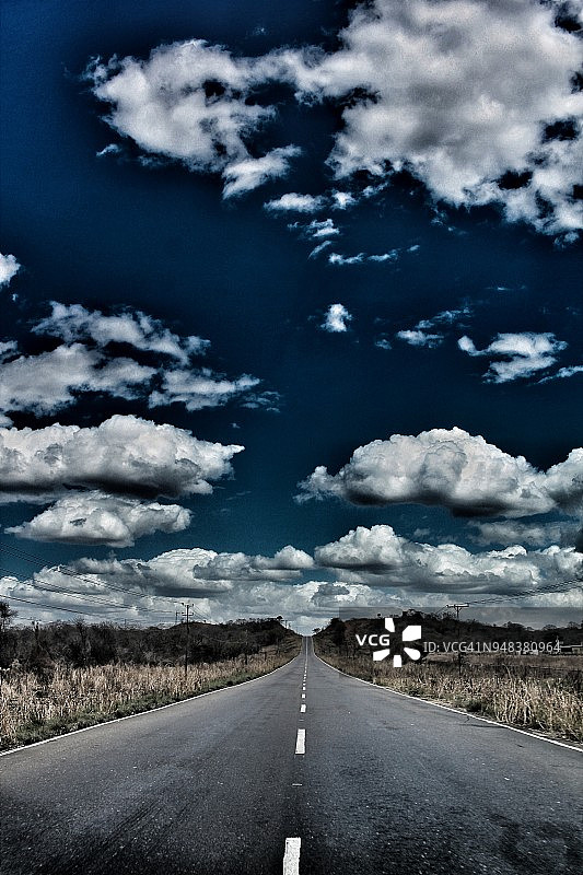 委内瑞拉笔直的空旷道路图片素材