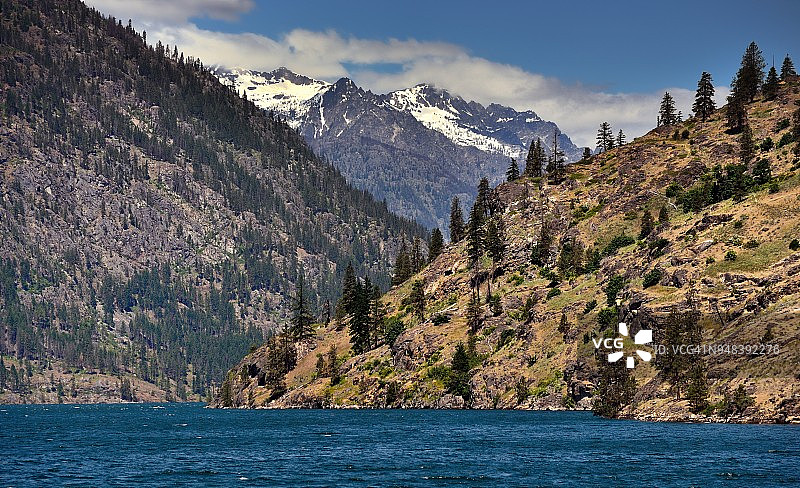北部喀斯喀特山脉的山峰图片素材
