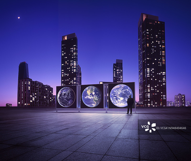 城市夜景与观看地球展览的男人图片素材