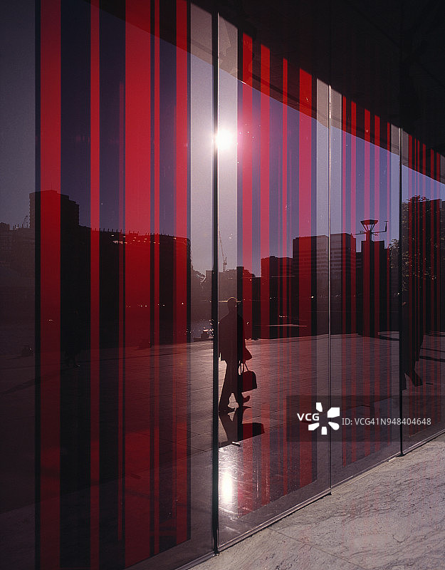 反映城市生活的彩色玻璃幕墙图片素材