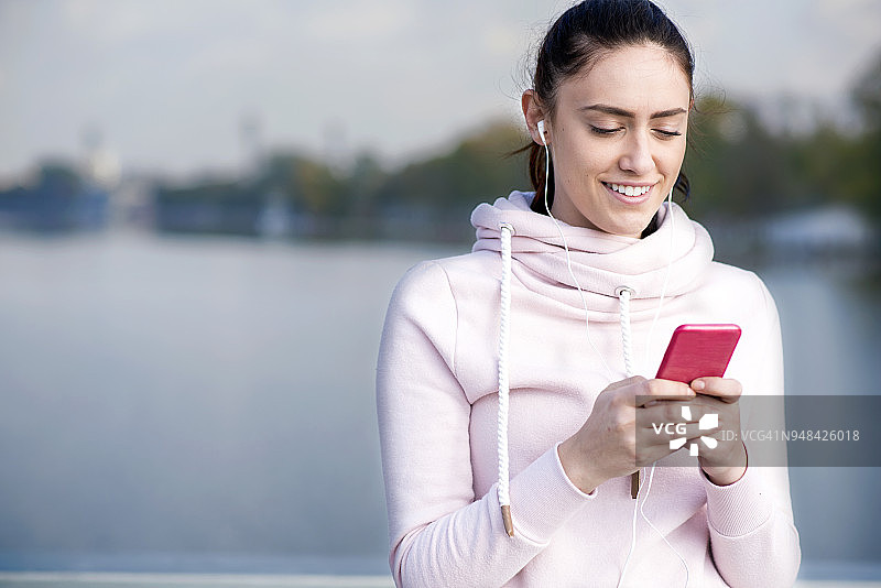 听音乐的健壮女人图片素材