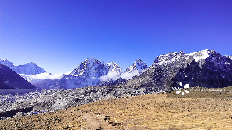前往珠穆朗玛峰大本营途中喜马拉雅山脉景观，尼泊尔昆布地区图片素材