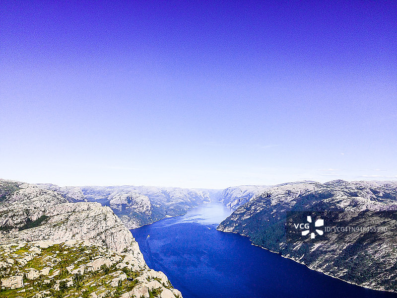 吕瑟峡湾风光：从布道石俯瞰峡湾，挪威西南部吕菲尔克地区的旅游胜地图片素材