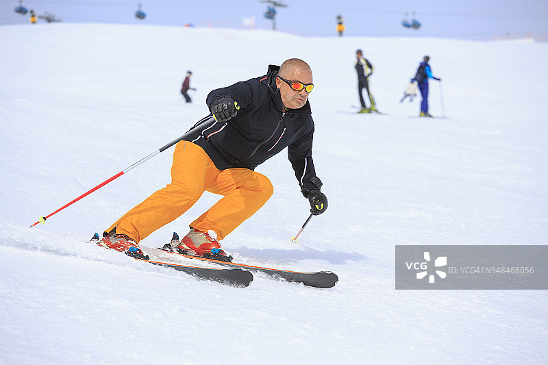 业余冬季运动：阿尔卑斯山滑雪。滑雪者在阳光明媚的滑雪胜地滑雪。意大利南蒂罗尔多洛米蒂山脉的 Kronplatz 雪景。图片素材