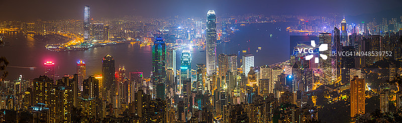 香港夜晚，灯火通明的海港全景，霓虹闪烁的摩天大楼，中国城市景观图片素材