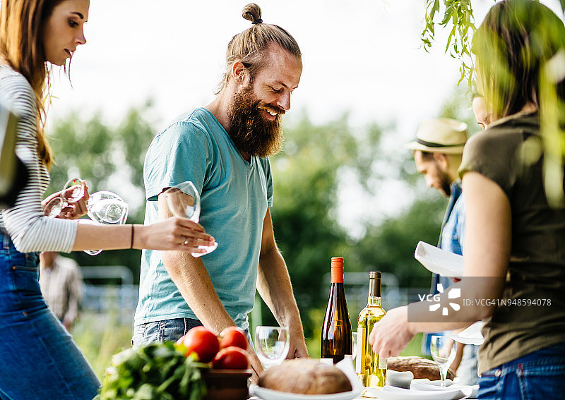 年轻朋友户外准备午餐图片素材