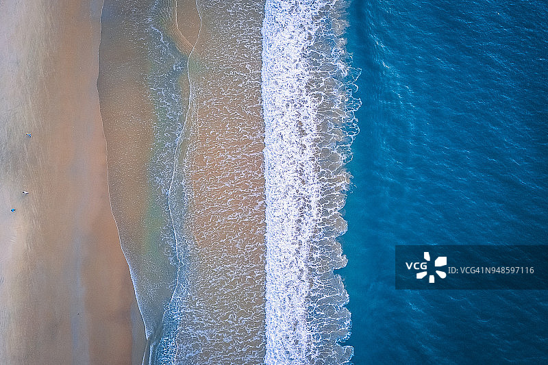 无人机拍摄的海岸线与海滩海浪航拍图片素材