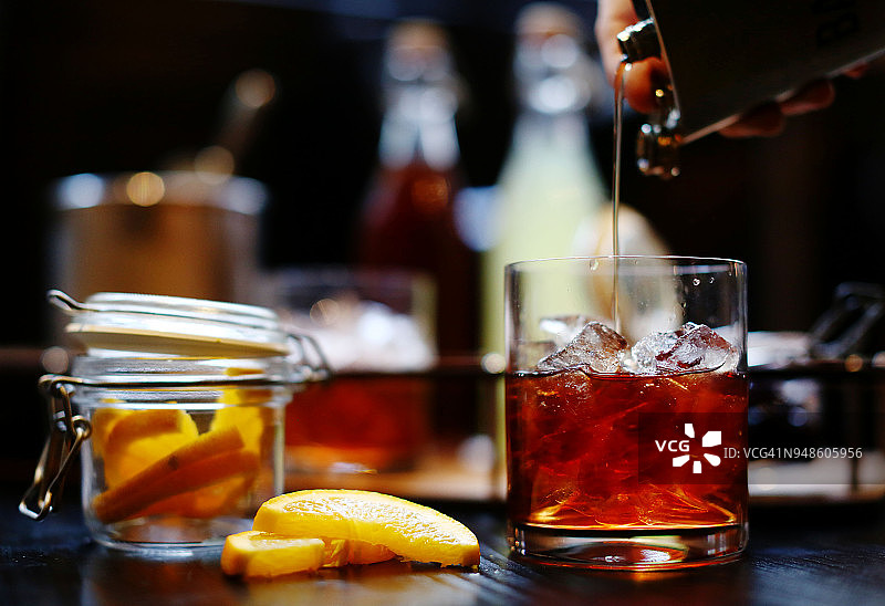 波旁威士忌倒入玻璃杯中图片素材