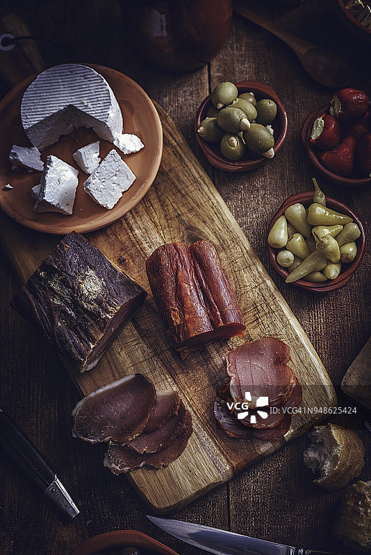 西班牙风味萨拉米香肠火腿奶酪图片素材