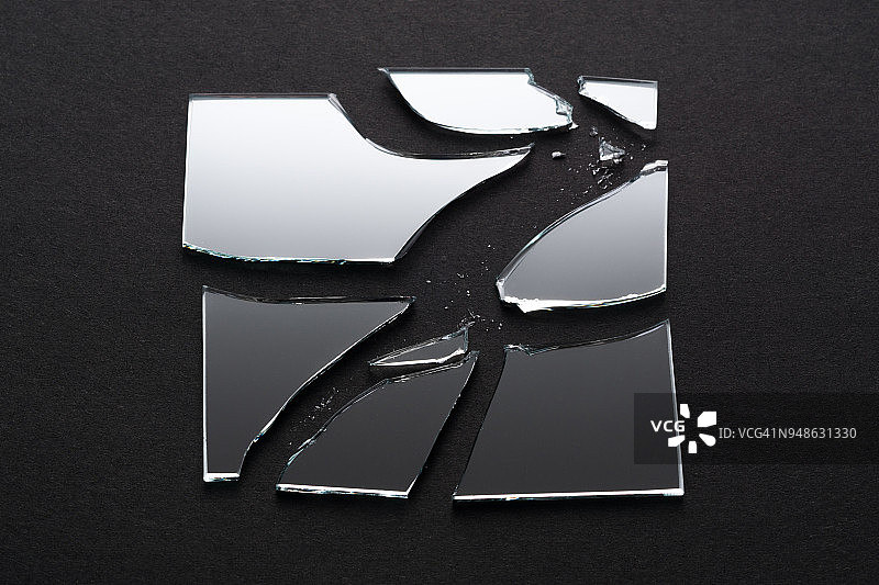 破碎的方形镜子图片素材