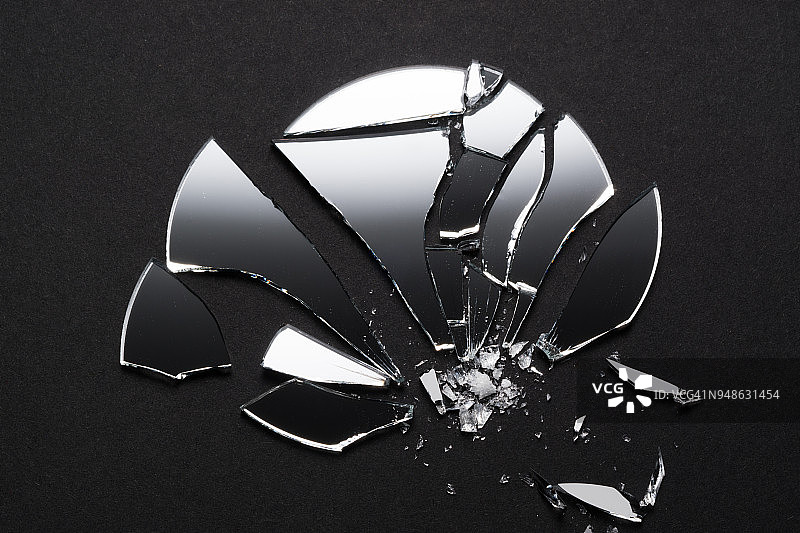 破碎的圆形镜子图片素材