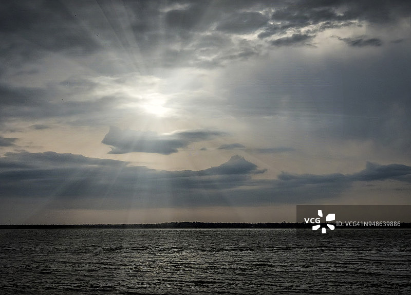 阳光穿透云层图片素材