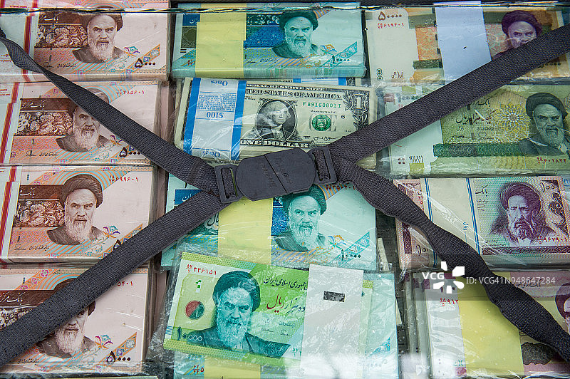 装满伊朗里亚尔钞票的公文包图片素材