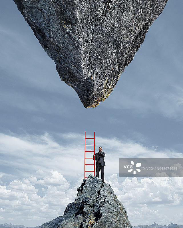 商人抬头看着无法完成的任务图片素材