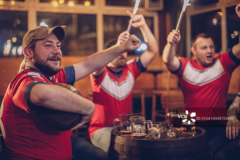 球迷为他们的球队欢呼图片素材