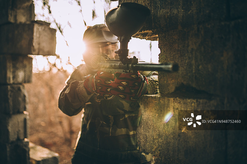 女孩喜欢玩彩弹游戏图片素材