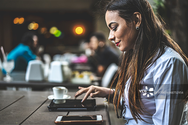 使用平板电脑的女商人图片素材