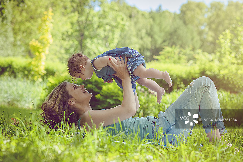 公园里的母亲和她的女婴图片素材