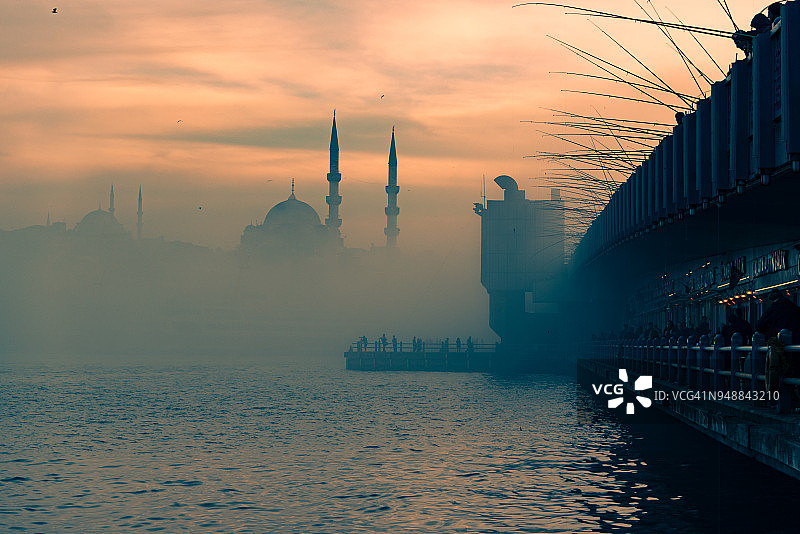 雾中的加拉塔大桥，伊斯坦布尔图片素材