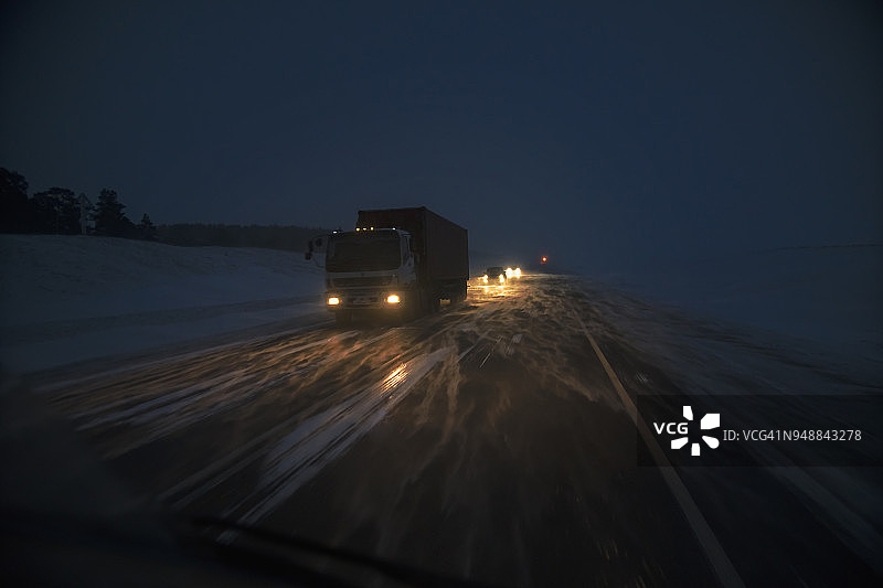 夜晚运送货物的大型卡车图片素材