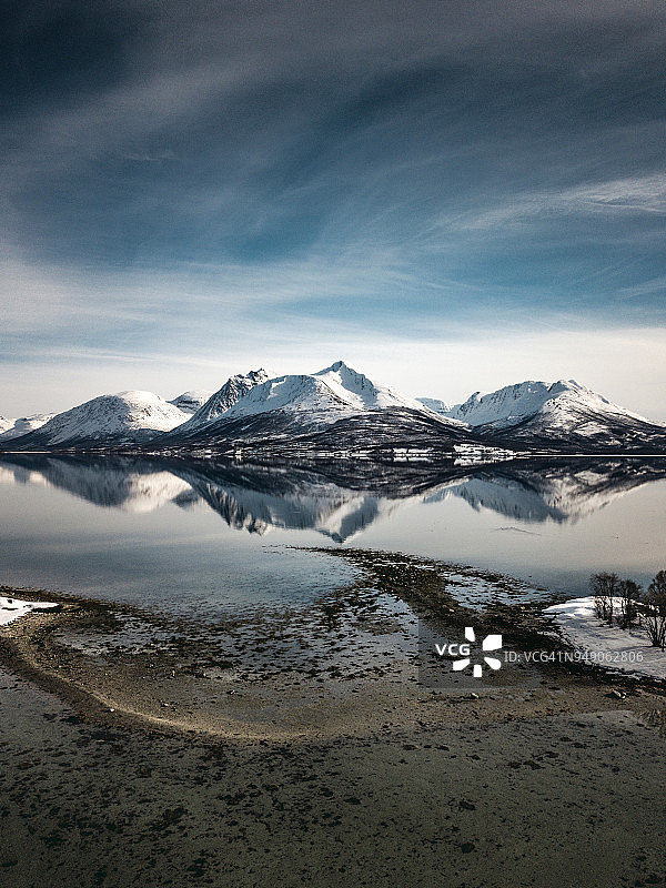 挪威巴尔斯峡湾的壮丽山景倒影图片素材