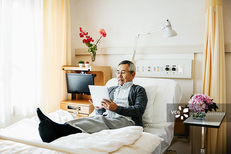 躺在病床上的年长病人图片素材