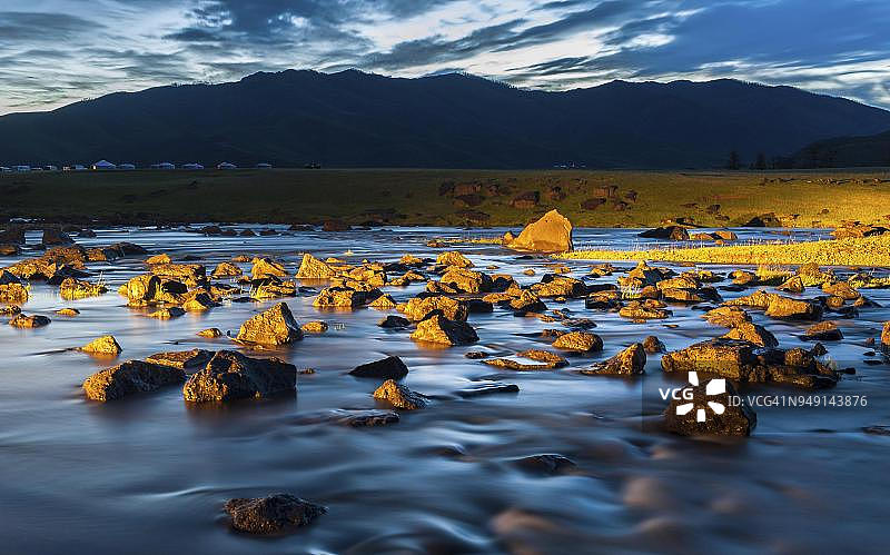 阳光下的鄂尔浑河岩石，蒙古图片素材