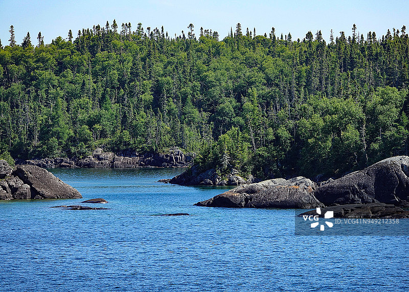 安大略省普卡斯夸国家公园马尼图米卡纳步道的岩石海岸线，马蹄湾图片素材