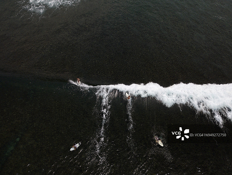 冲浪者乘风破浪鸟瞰图图片素材