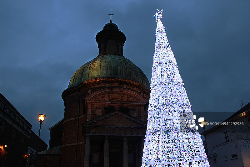 比利时滑铁卢圣约瑟夫教堂的圆顶与圣诞树灯光图片素材