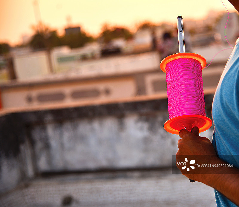 印度古吉拉特邦艾哈迈达巴德 Uttrayan 节（Makar Sankranti）上的风筝图片素材