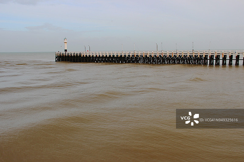 比利时西弗兰德斯尼乌波特：东部木制码头及其灯塔图片素材