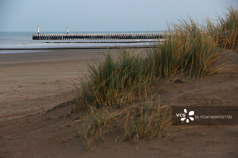 比利时西弗兰德省尼乌波特东西木制码头图片素材