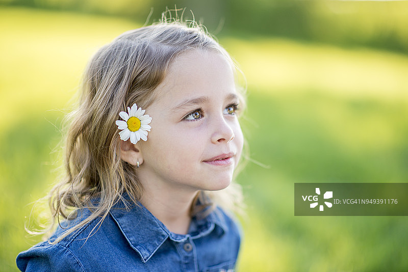 快乐女孩的头发上戴着花图片素材