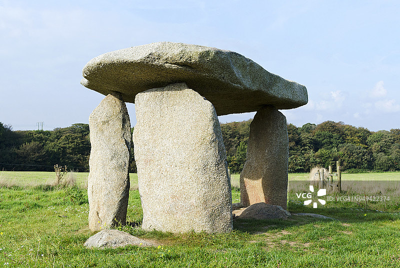 英国康沃尔郡Camborne镇附近的新石器时代墓室图片素材