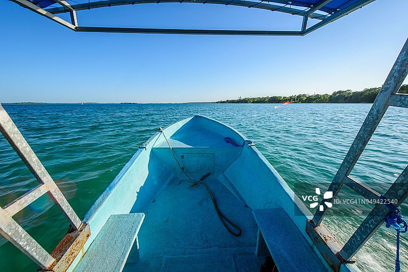 墨西哥金塔纳罗奥州巴卡拉尔泻湖的船内图片素材