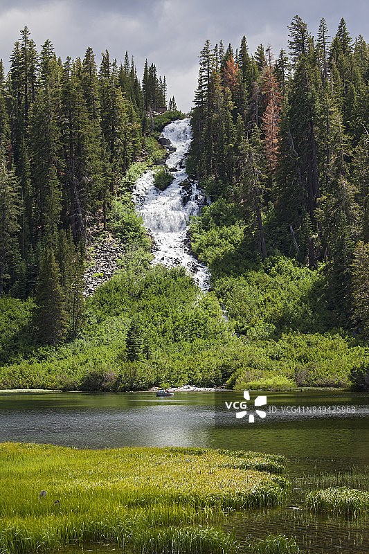 加州茵约国家森林的双瀑布和上双子湖图片素材