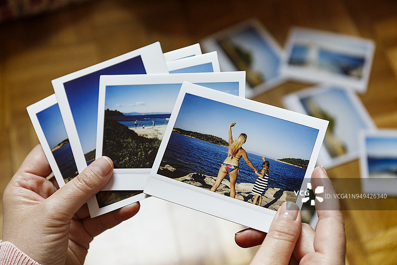 在家浏览度假照片（特写）图片素材
