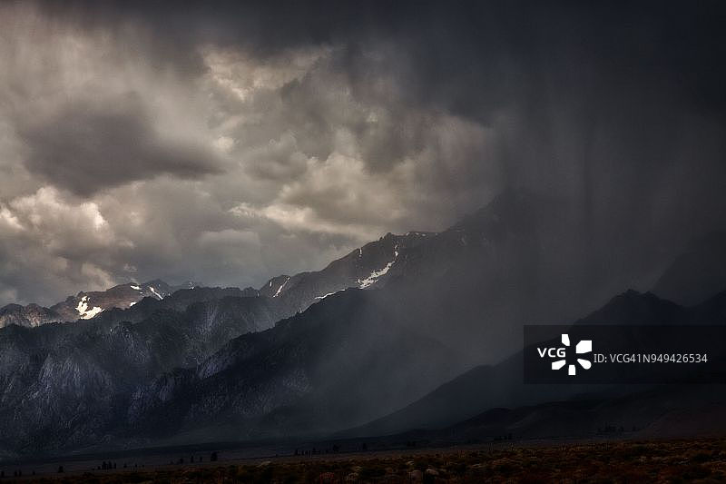 东部内华达山脉雷暴天气，395号公路，孤松镇附近，欧文斯谷，加利福尼亚州，因约县图片素材