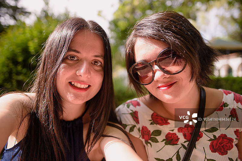 两个年轻女人微笑自拍图片素材