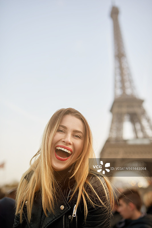 在巴黎快乐的女人图片素材
